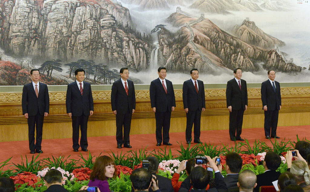 2012年11月15日、中国共産党の第18期中央委員会第1回全体会議を終え、北京の人民大会堂の壇上に並ぶ総書記に選出された習近平氏(中央)ら新政治局常務委員。翌2013年11月には「全面的に改革を深化させる」という目標を掲げた第18期中央委員会第3回全体会議が開かれた(写真:共同通信IMAGE LINK)